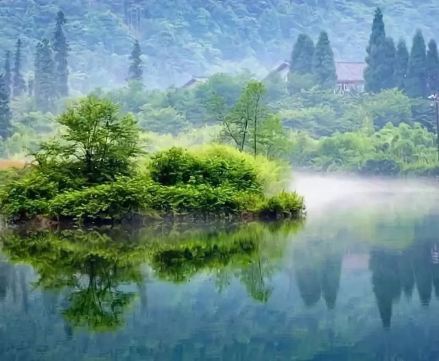 空气中弥漫着森林的清新味道,湖面又是缭绕的云雾,绝对不是雾霾,而是
