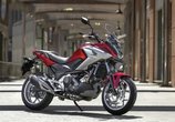 中年大叔稳稳的试骑本田NC750X DCT摩托车