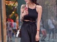 街拍: 穿旗袍的小姐姐, 身材高挑皮肤白皙, 让人忍不住侧目