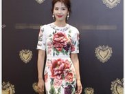 美女街拍：小背心配牛仔热裤，时尚又迷人！