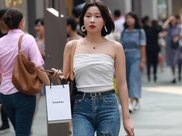 街拍：清新淡雅美腿修长的小姐姐，穿着性感很有女神范！