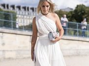 聚会场上穿裙子的女人，前凸后翘迷人好身材，男人看了脚都走不了