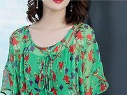 橱柜中的小姐姐俏丽身材为自己赚客源，网友：明明可以靠脸吃饭，