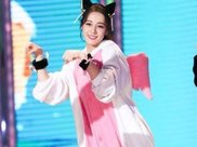 街拍：小美女高贵靓丽火热十足，身材真完美！