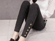 脸上抠下痘痘，暗示百万螨虫在脸上“为非作歹”，记住3招能灭螨