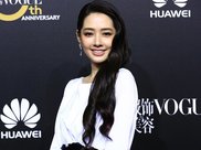 超级模特在海滩被发现亲吻男友