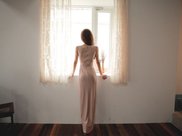 景甜穿拼接外套现身机场，她这身穿搭有个性又时髦，好看吗？