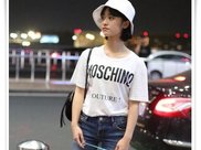 小短裙搭配高跟鞋展示魅力大长腿，让人大开眼界!