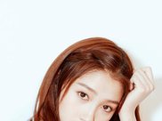 黑色皮夹克搭配短裙，网友:夏末这么穿就对了!