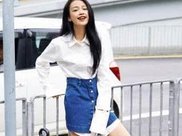 路人街拍，小姐姐穿上紧身瑜伽裤后，看上去格外的迷人俏皮