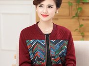 街拍 偶遇极品网红女神姐姐紧身衣尽显迷人身段 宛象双珠