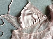 蔡依林越来越敢穿了，白色长裙中间还开了个缝，网友：胆真大！