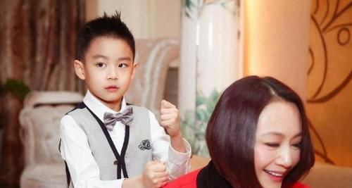 曹颖儿子男神式长大，继承父母的优点，9岁颜值十分俊俏