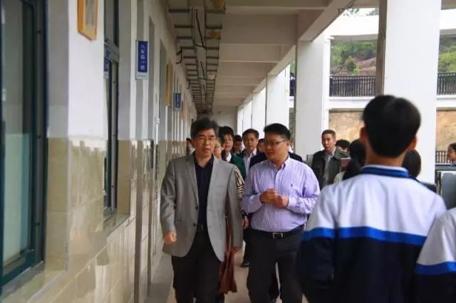 市政协委员视察全市推进消除大班额、超标准班