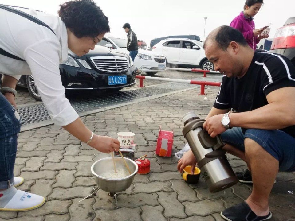 海南万车大滞留，海口到深圳机票近两万，还要中转哈尔滨!