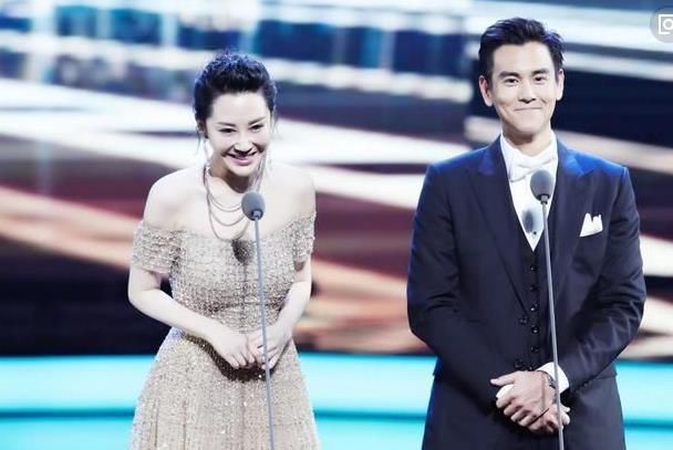 姜文用巩俐的话为彭于晏发声:他坐哪都对?几句