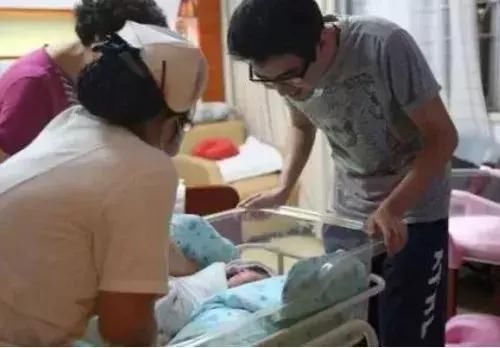 24岁宝妈坐月子,婆婆却意外猝死,得知真相,老公怒给宝妈一巴掌