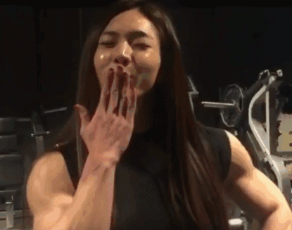 天使面容的她 脱掉衣服吓跑了追求者。_【今日爆点】