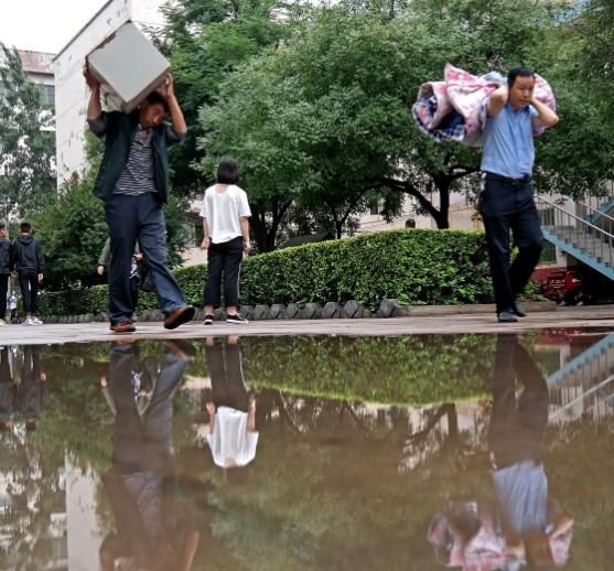 2018年高考结束,家长帮考生搬运物品离校,手抱