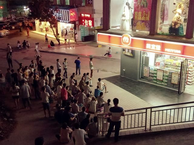 深圳富士康住“亲嘴楼”打工者的夜生活：啤酒小龙虾，撸串逛酒吧