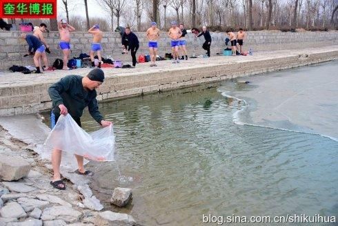 春节:山东冬泳健身爱好者，破冰之旅向全国人民拜年