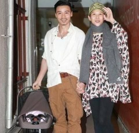 同样是生完孩子出院,杨幂好凉快,她包裹的像个