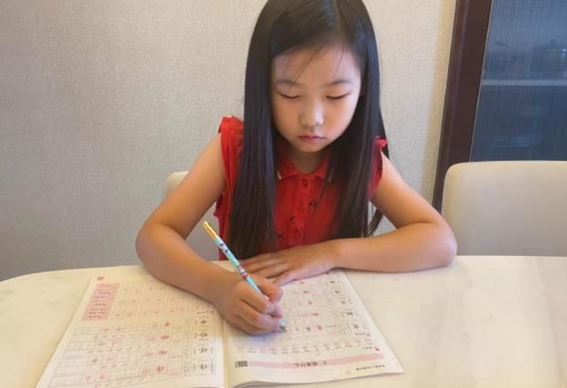 岳云鹏9岁女儿越长越漂亮，爱妻从手术中恢复，一家四口羡煞旁人