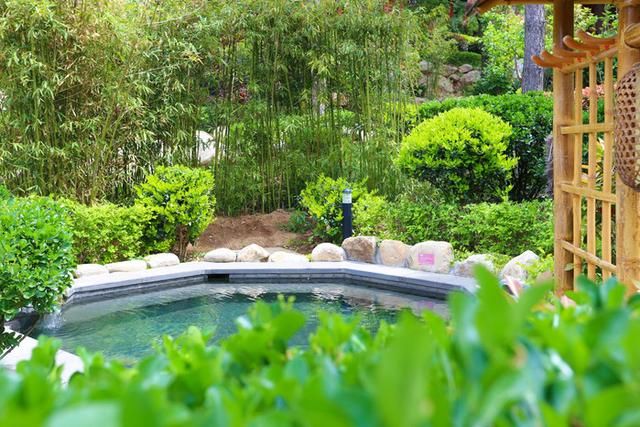 谁说只有冬天才能泡温泉，在这儿，春末的温泉比冬季更有料