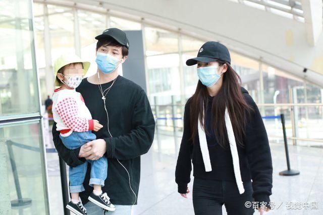 付辛博、颖儿牵女儿亮相机场 2岁小月亮正面照曝光软萌可爱