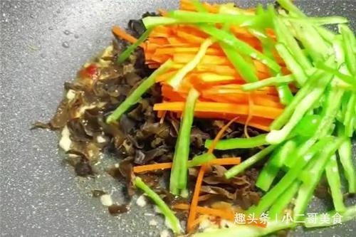 鱼香肉丝怎么炒比较嫩 t010189d3b98fb49649.jpg