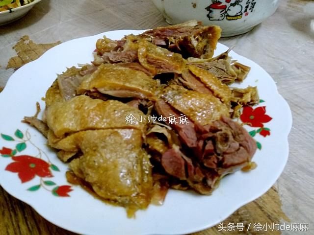 晒晒婆家的年夜饭，简单好吃有味道，下酒菜也多，都不用我帮忙！