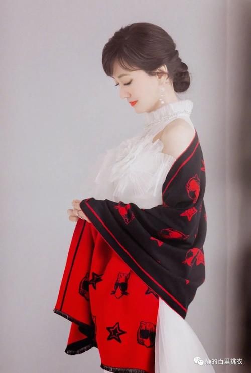 赵雅芝冻龄有秘诀，波点上衣搭丝绒裙秀出好身材，穿得如此精致