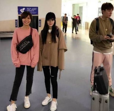 路人机场偶遇李小璐夫妇,被要求合影,贾乃亮却
