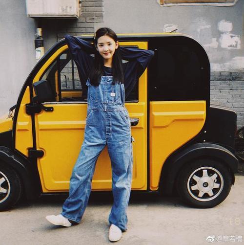 被王思聪关注的章若楠已经与费启鸣在一起 二