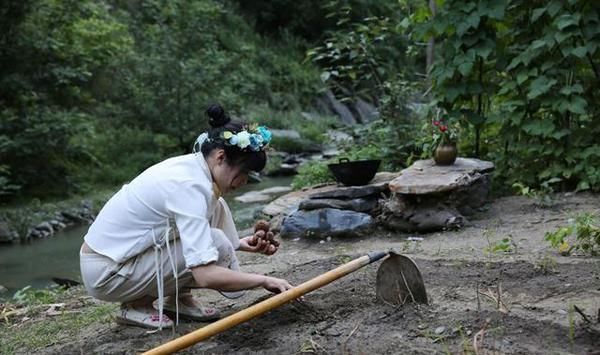 90后美女独住山上茅草屋，穿古装直播自己种菜做饭，一个月赚2万