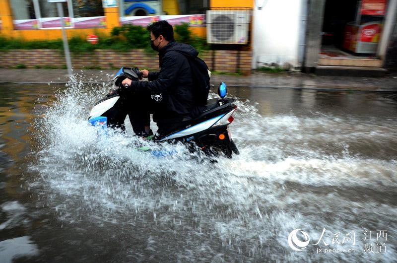 高清图：南昌遭遇强降雨开车如行船宝马车涉水趴了窝