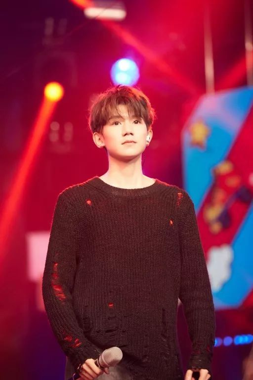 王源化身电话客服 和韩红惊喜合作小屁孩 我