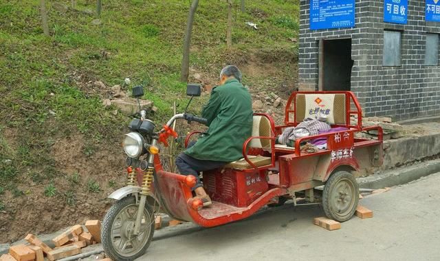 2018年，农村“三种黑车”禁止上路，有人欢喜有人愁