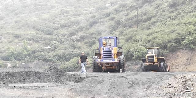 山西河津下化乡无证煤场毁坏绿水青山