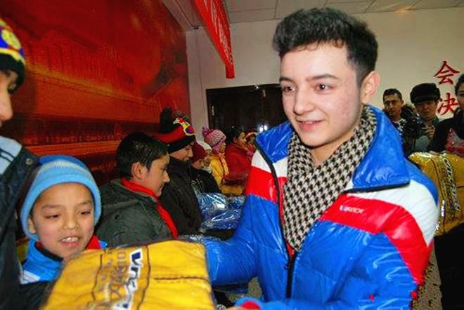 俊凯还红,7岁出道,16岁开演唱会,今19岁秃顶走