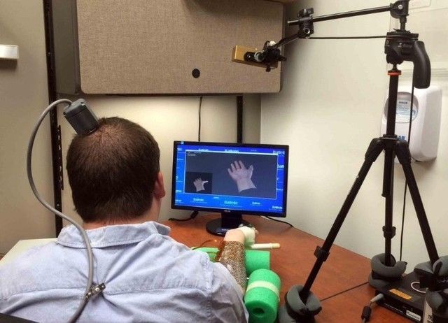 美国发明可植入大脑的芯片 意念控制成真!