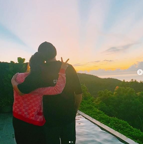 周杰伦携妻与友人小聚，夫妻俩戴墨镜坐C位，照片乌龙后更加甜蜜