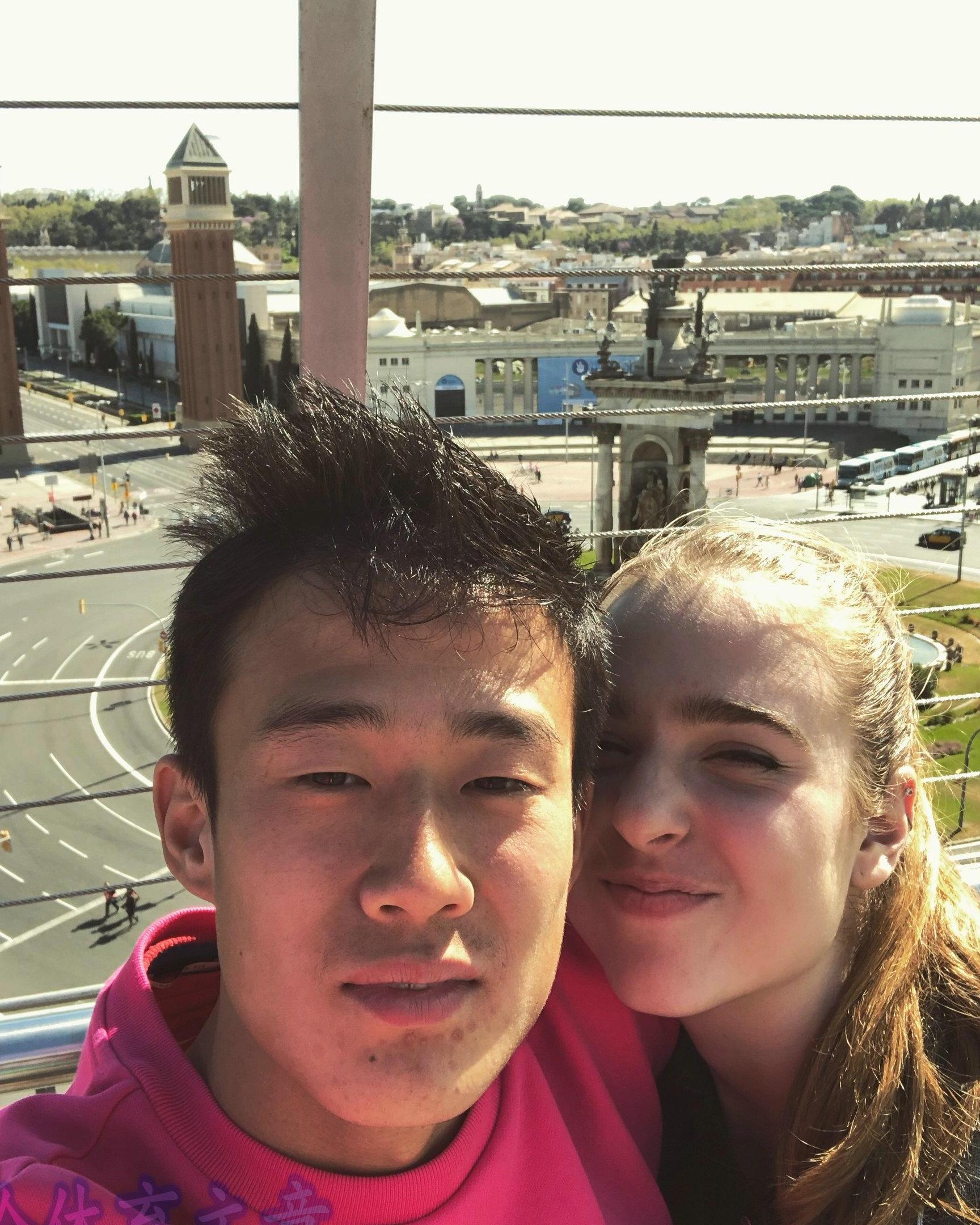 前广州恒大队长专注外国年轻女友!球迷:不务