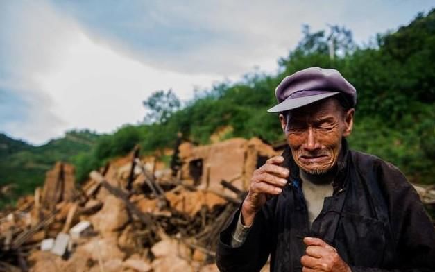 农村老农民绝望的哭了，今年绝收已成定局？网友：还有救！