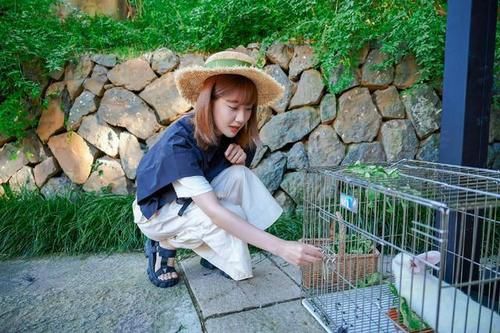 李艺彤村花造型，蝙蝠衫配阔腿裤美成邻家女孩，清纯又娇俏