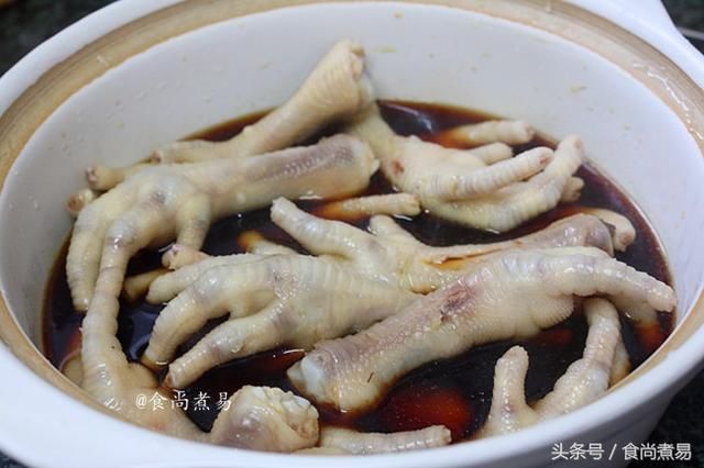 鸡脚这样做,香辣无腥味,嚼一嚼顺利脱骨,常吃强筋健骨