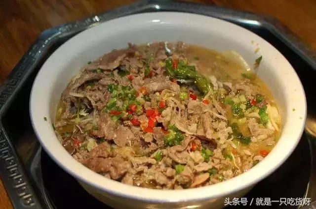 和朋友去吃火锅,看见火锅店服务员的午餐,有点难以接受