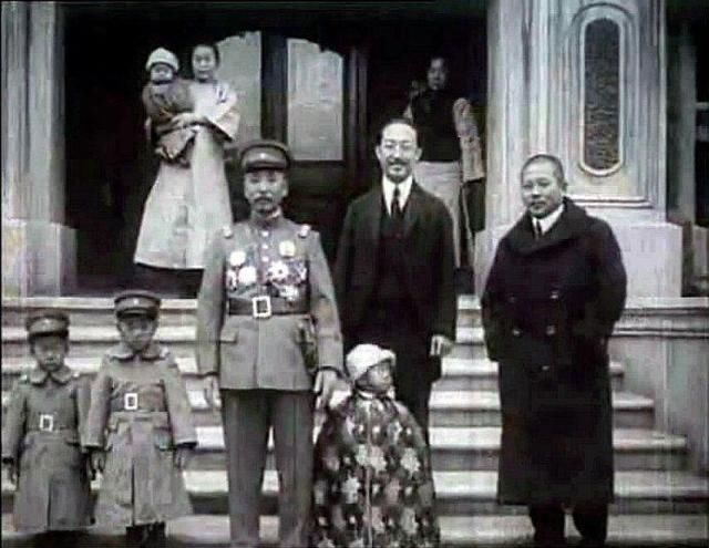 张学浚1922年出生,肄业于北京辅仁大学,曾在国民党军统部门工作,新中国成立前夕迁往台湾,1973年在台湾去世。 5 张学森 张学森(19201995),张作霖之子,张学良的五弟。张学森后远赴美国,在一家航空公司任职,后张学良和赵一荻赴美,均由张学森照顾。1990年曾被邓小平接见。1995年病逝于北京,终年75岁。 张学森是张作霖的第五个儿子,从小十分淘气。八九岁时他见父亲及家中大人及客人每从仪门走过,仪门的卫兵总是立正敬礼。他觉得好玩,就在仪门那儿来回跑。一日,小学森故意将卫兵的枪碰倒了,枪刺把他的脚