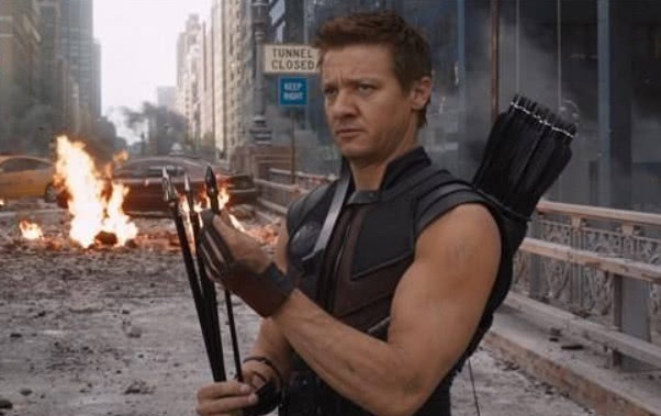 漫威英雄新技能:美国队长拿起雷神锤子,鹰眼却