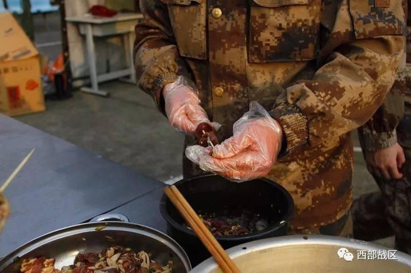 年夜饭大羊整只烤!只有在部队，才能体会到这种豪迈感